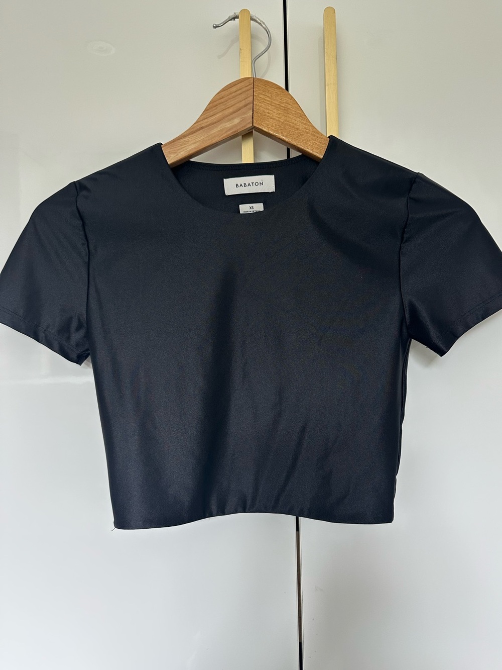 Aritzia Babaton black cropped short-sleeve top XS